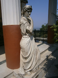 το άγαλμα της μούσας Καλλιόπης στο Αχίλλειο της Κέρκυρας