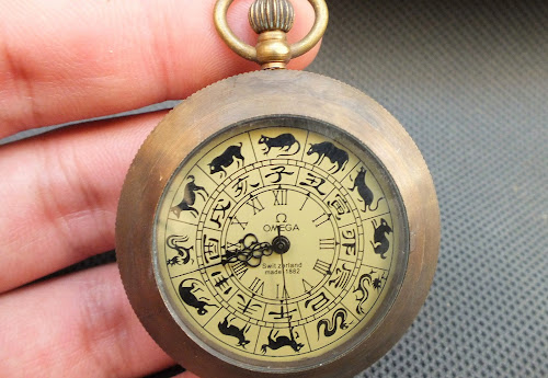 Relógio de bolso Ômega com desenhos dos signos do horóscopo chinês