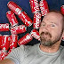 Homem bebe 10 latas de refrigerante por dia durante um mês