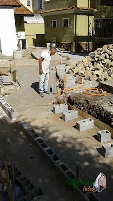 Bizzarri em uma sexta-feira de manhã marcando para iniciar as muretas de pedra com pedra moledo com as escadas de pedra, os pisos de pedra em construção com pedras em São Paulo-SP. 23 de setembro de 2016.