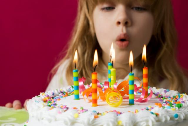 TERUNGKAP..!! inilah Fakta Bahayanya Tiup Lilin Saat Ulang Tahun TERUNGKAP..!! inilah Fakta Bahayanya Tiup Lilin Saat Ulang Tahun