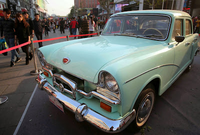 Classic car is on display in Wangfujing walking street of Beijing. The classic car tour in China will start on October 12 in Beijing and end after 12 days in Shanghai (1)