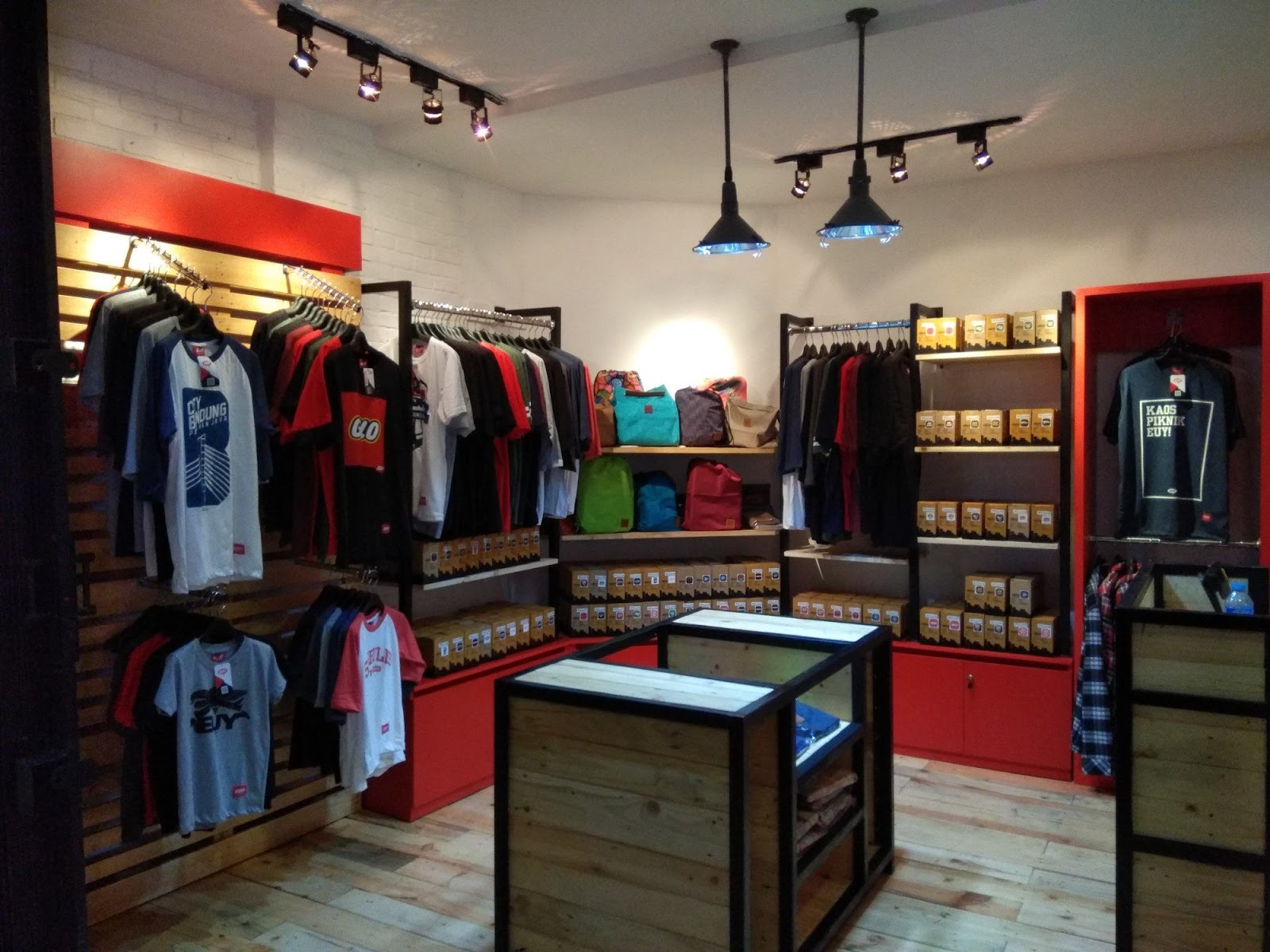 Desain Interior Toko Tas Minimalis