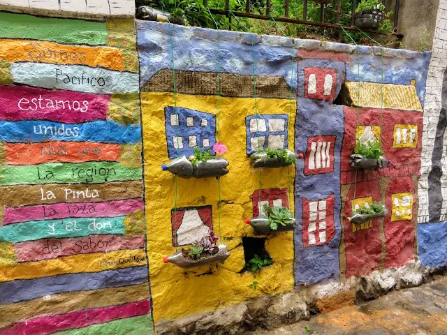 Valparaíso Street Art: Colorful and textured street art