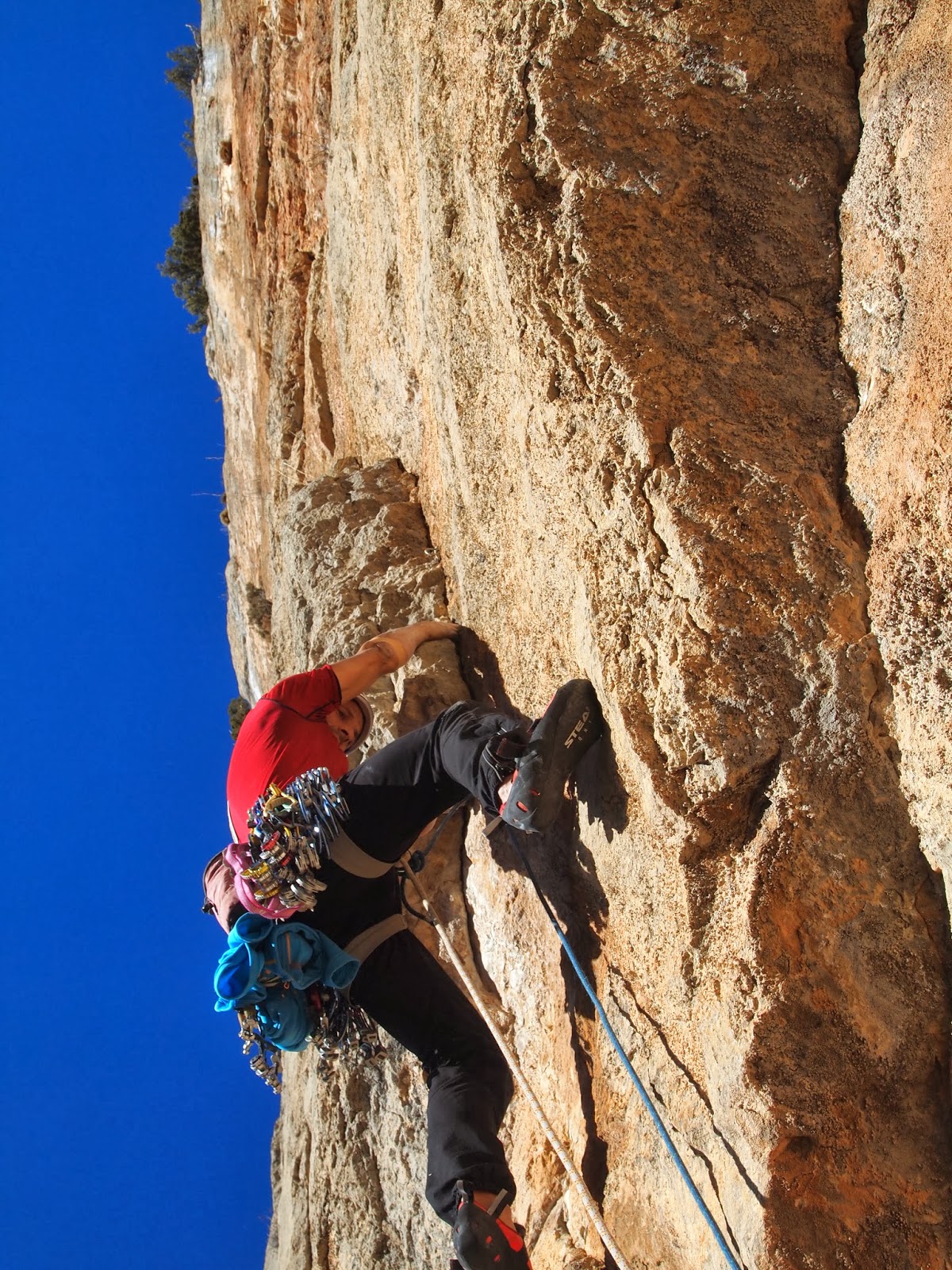 Rock Paradise: Peña de Sin, Itinerance. 300m 7b, 6b oblig