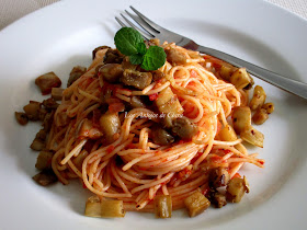 Espaguetis con berenjenas blancas y salsa de tomate