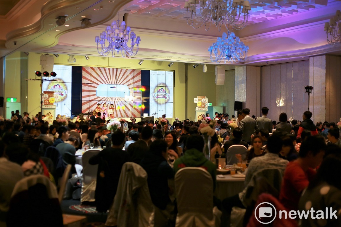 今（26）日網銀國際也舉行了尾牙，席開60桌，以「網銀柑仔店」為主題，員工們以復古打扮現身，而職業電競隊伍閃電狼的選手們也都現身會場。