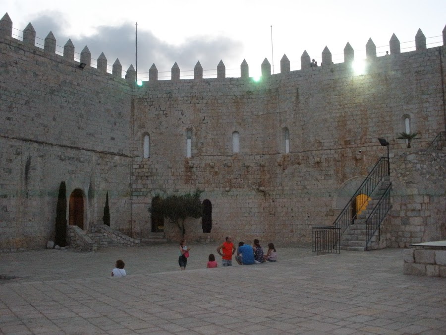 Vista interior del Castillo de Peñíscola. Patio de armas.