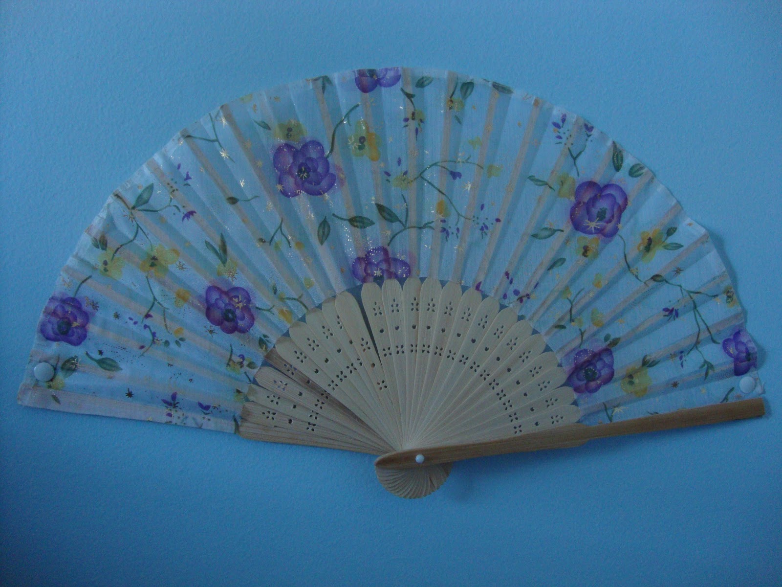 Birds of a Writer The History, Usage, and Language of the Hand Fan.
