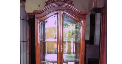 Lemari kaca pajangan ukiran cipendel - Allia Furniture