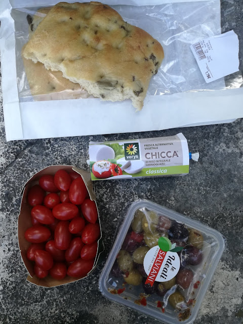 Jedzenie w Toskanii - foccacia, oliwki, pomidory