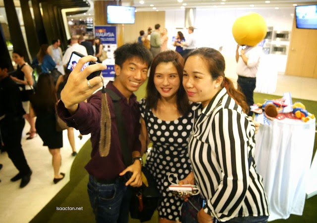 Bloggers doing that 'wefie' thing at The Entertainer Malaysia's launch event