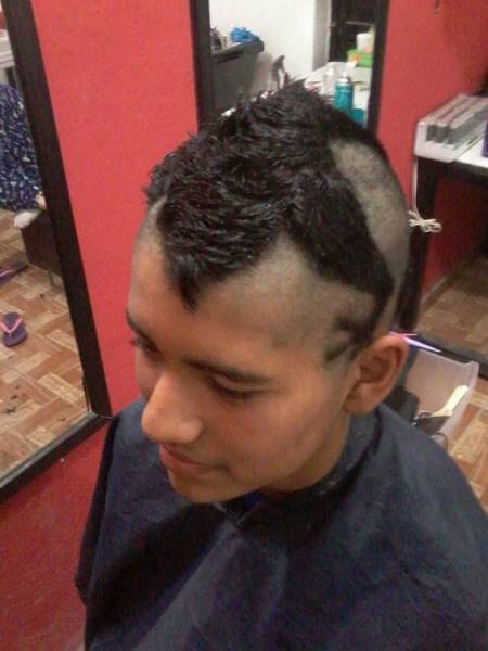 9 Model Potongan Rambut Nyentrik yang Bikin Pusat Perhatian 9 Model Potongan Rambut Nyentrik yang Bikin Pusat Perhatian