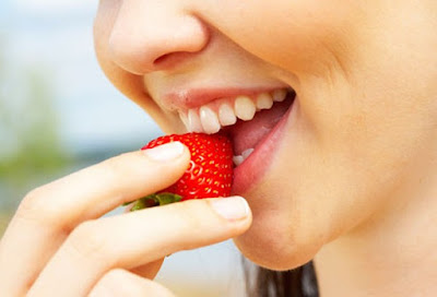 Cách làm trắng răng đơn giản tại nhà bằng rau quả tốt nhất