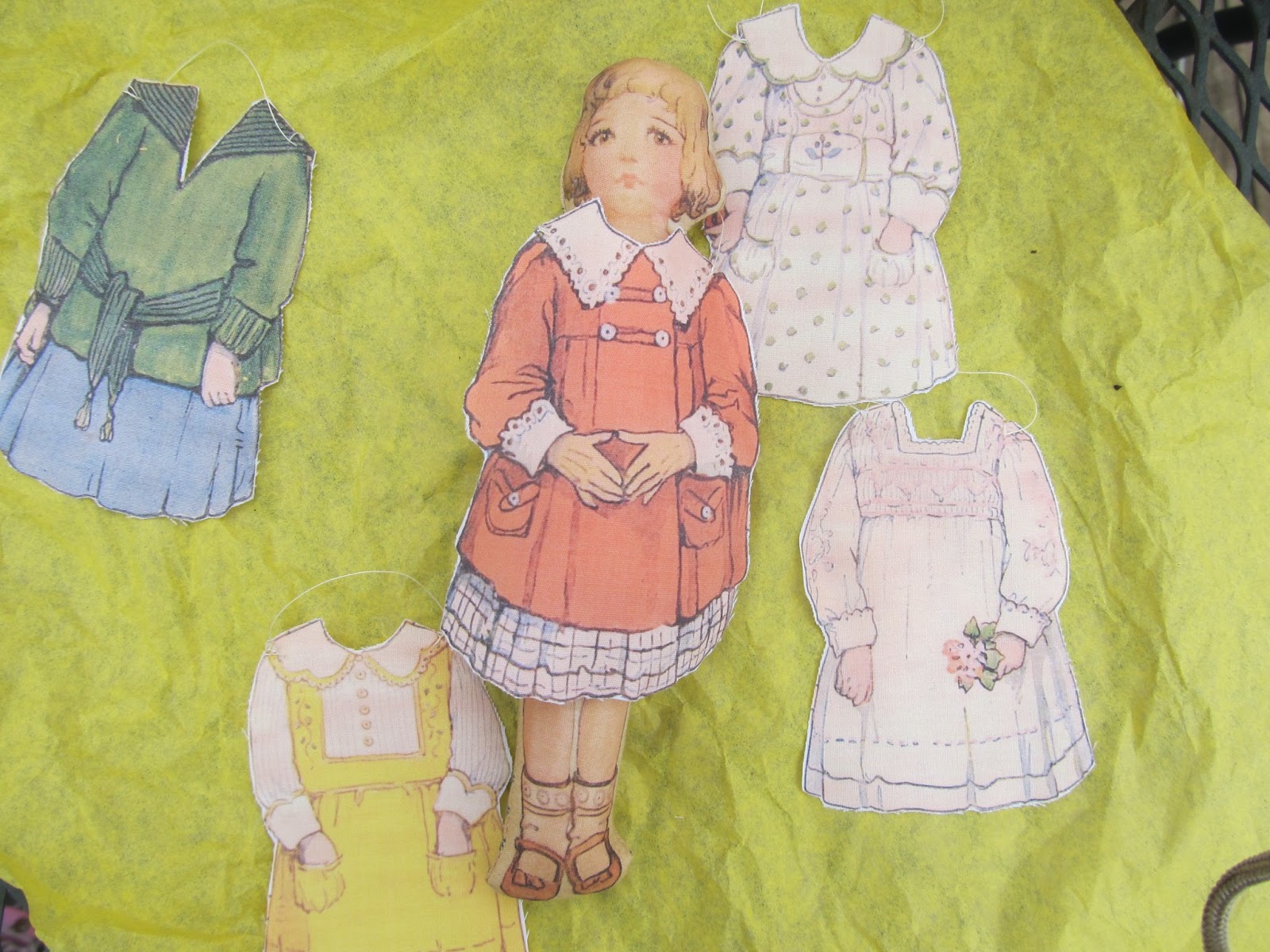 How to make stuff out of paper for dolls