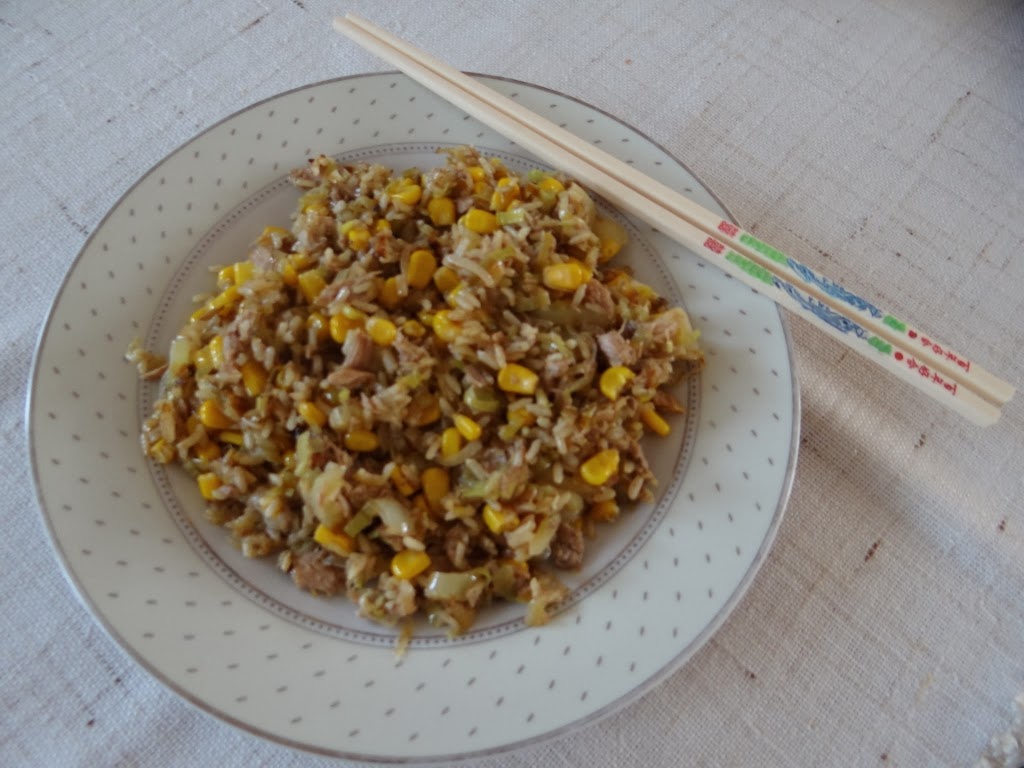 Brązowy ryż z tuńczykiem, porem, papryką i kukurydzą