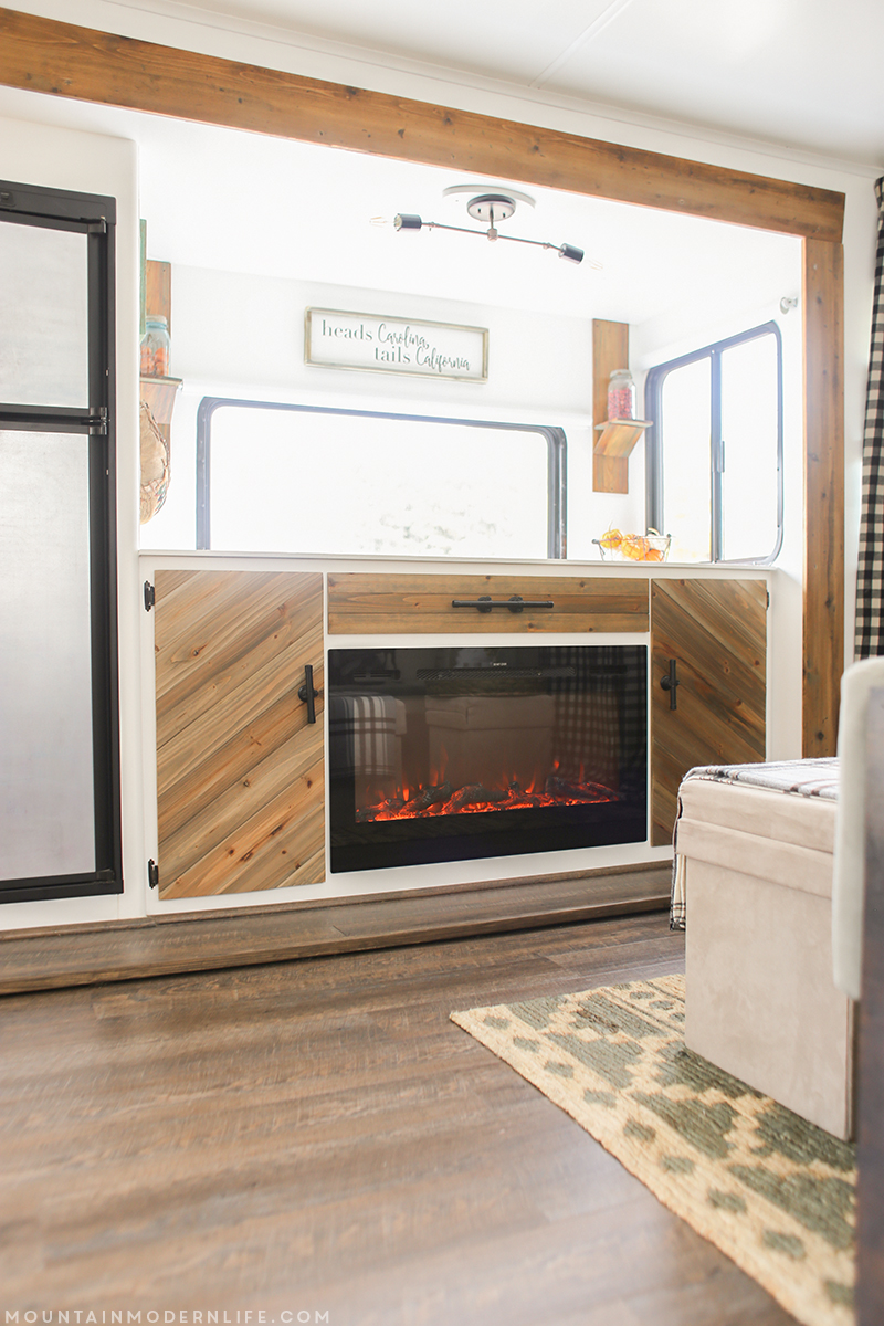 TINY HOUSE TOWN The Mountain Modern Life RV (300 Sq Ft)