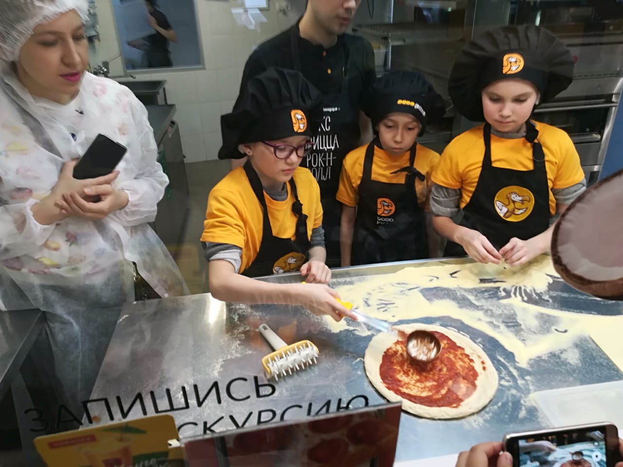 Шеф повар додо пицца константин. Додо пиццерия. Федор овчинников. Пиццамейкер форма. Константин оганезов повар.