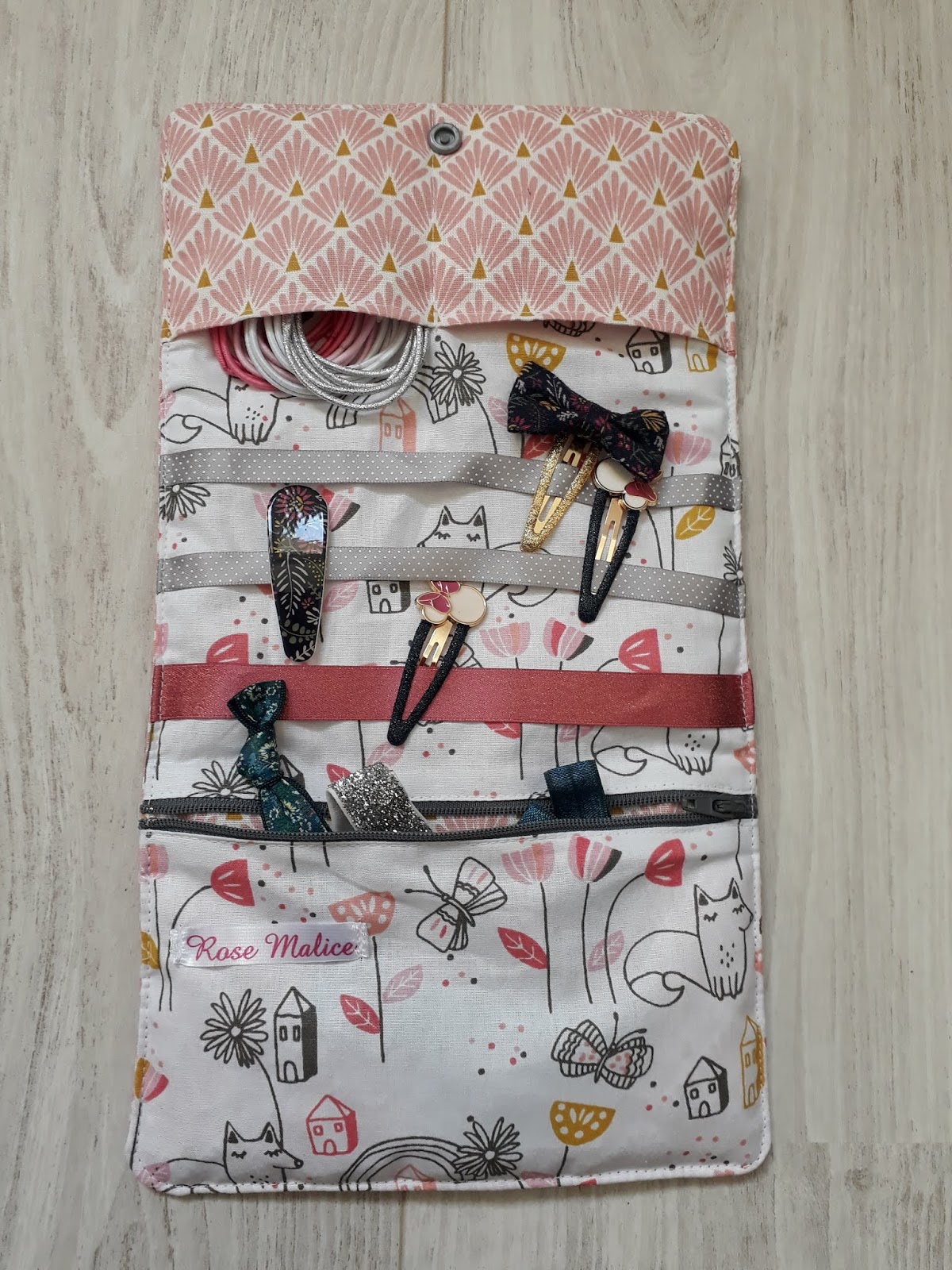 Pochette ?� barrettes, chouchous, bijoux 