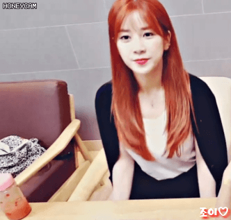 에이핑크의 비주얼이자, 섹시담당 박초롱 오늘자 브이앱.gif | 인스티즈