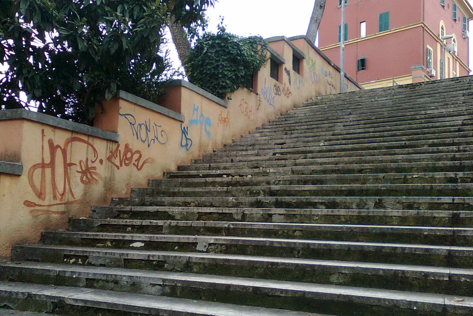 IL VERO VOLTO DELLA GARBATELLA. UNO DEI QUARTIERI PIU’ BELLI DI ROMA, DEVASTATO DALL’INCURIA IL VERO VOLTO DELLA GARBATELLA. UNO DEI QUARTIERI PIU’ BELLI DI ROMA, DEVASTATO DALL’INCURIA
