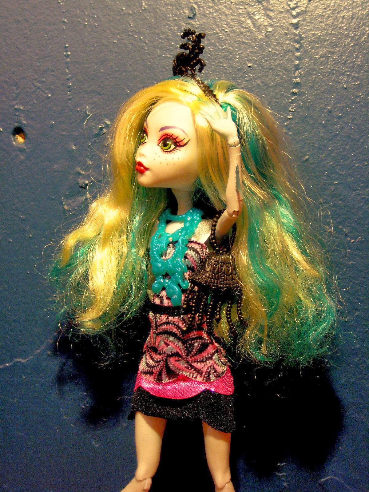 Voicething: Review: Black Carpet Cleo De Nile and Lagoona Blue