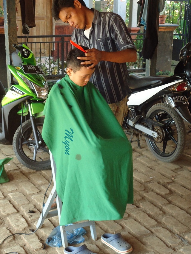 Tukang Cukur Keliling di Pagaden Barat, Subang Tukang Cukur Keliling di Pagaden Barat, Subang