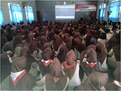 NOBAR  FILM G 30 S / PKI DI SMA NEGERI 1 SUKODONO
