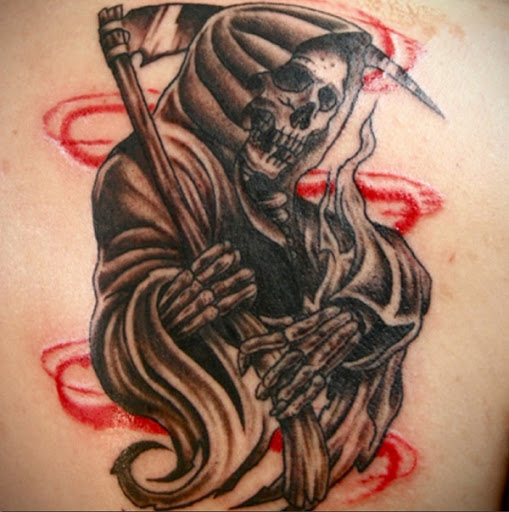 Grim Reaper tatuagem em tinta preta e vermelha. O reaper é visto estar mostrando sua óssea rosto e as mãos segurando a foice ao seu lado. Atrás do reaper é sangue como redemoinhos.