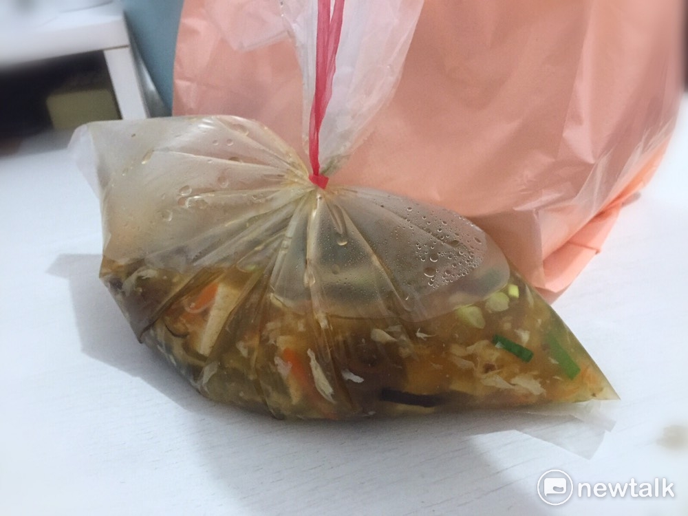 為了讓消費者能吃得更安心，台北市衛生局抽驗市面上販售及使用之食品用途塑膠袋產品。