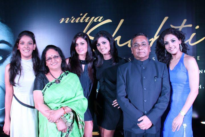 Singer Neeti Mohan (Right) with her Parents Father Brij Mohan Sharma, Mother Kusum Mohan Sharma, Younger Sisters Mukti Mohan (3rd from Left), Shakti Mohan (3rd from Right) & Kriti Mohan (Left) | Singer Neeti Mohan Family Photos | Real-Life Photos