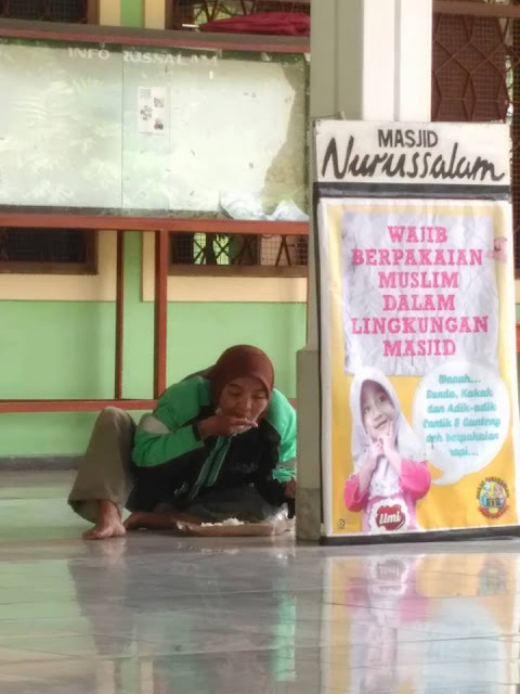 Nak, Ibu Rela Menunda Makan Enak Hari Ini Agar Kamu Bisa Makan Enak, Banyak Netizen Yang Mendoakan Lady Grab Ini Ternyata... Nak, Ibu Rela Menunda Makan Enak Hari Ini Agar Kamu Bisa Makan Enak, Banyak Netizen Yang Mendoakan Lady Grab Ini Ternyata...