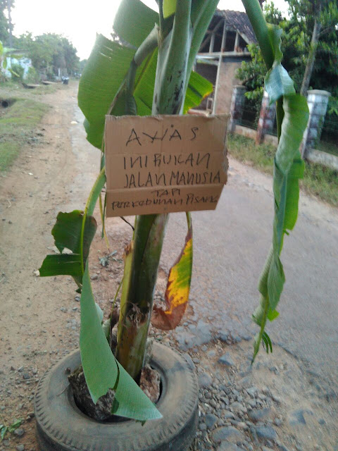 Jalan%2Brusak%2Bpantai%2Bmpurancak