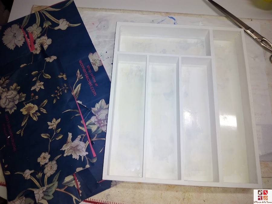 cubertero reciclado con papel de regalo