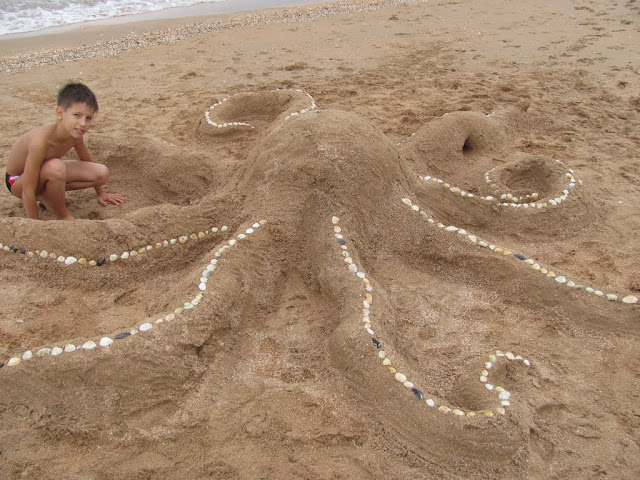 скульптура из песка осьминог