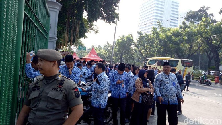 Sudah Lama Jadi Honorer, Bisakah Diangkat Jadi PNS? Ini Jawabannya Sudah Lama Jadi Honorer, Bisakah Diangkat Jadi PNS? Ini Jawabannya