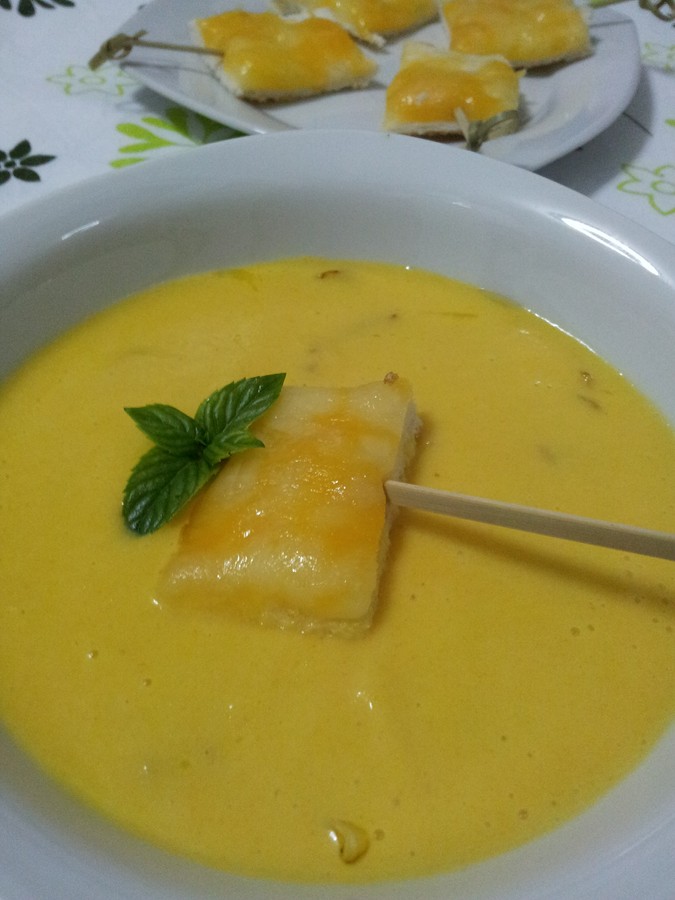 crema de pepinos con cebolla confitada