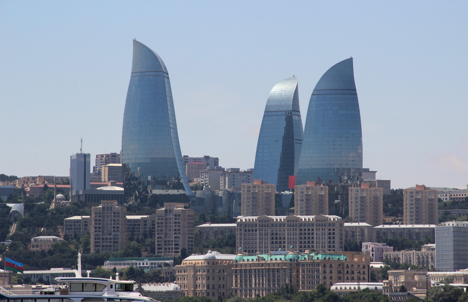 пламенные башни баку. бульвар в баку азербайджан. баку достопримечательности. ночной баку 2021. азербайджан отдых 2024.