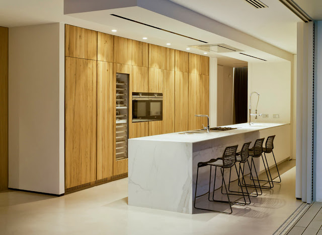 cocina blanca y madera de roble