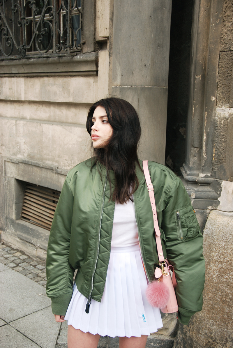 таскер. Adidas sport shoes. мужчина бежит. мода 2022 женская одежда для баннера. виниловые брюки street style.