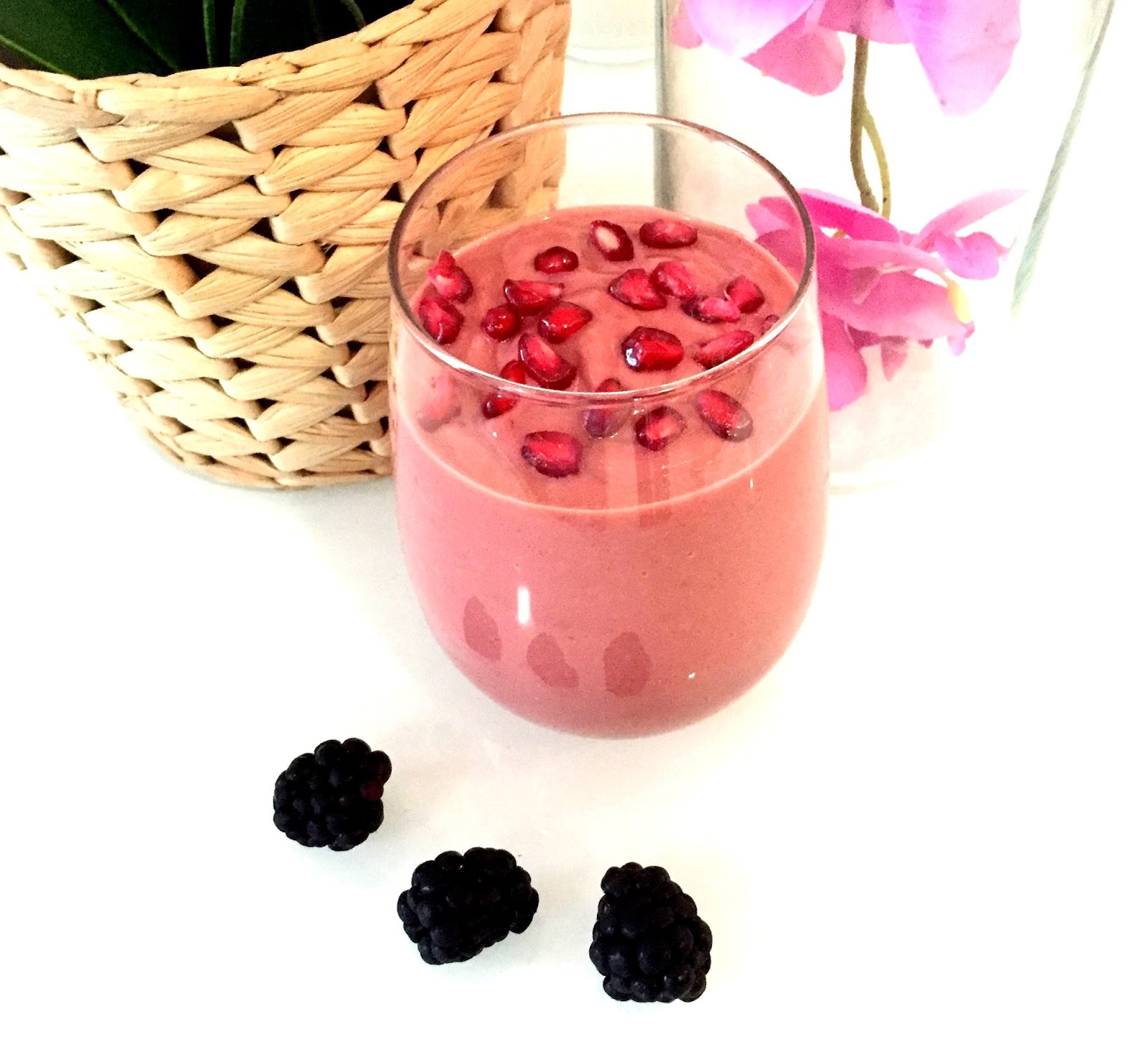 Raw Vegan Smoothie - Beauty Drink Pomegranate & Berry Smoothie - Healthy Smoothie - Fitness Blogger Dubai - Vegan Dubai
