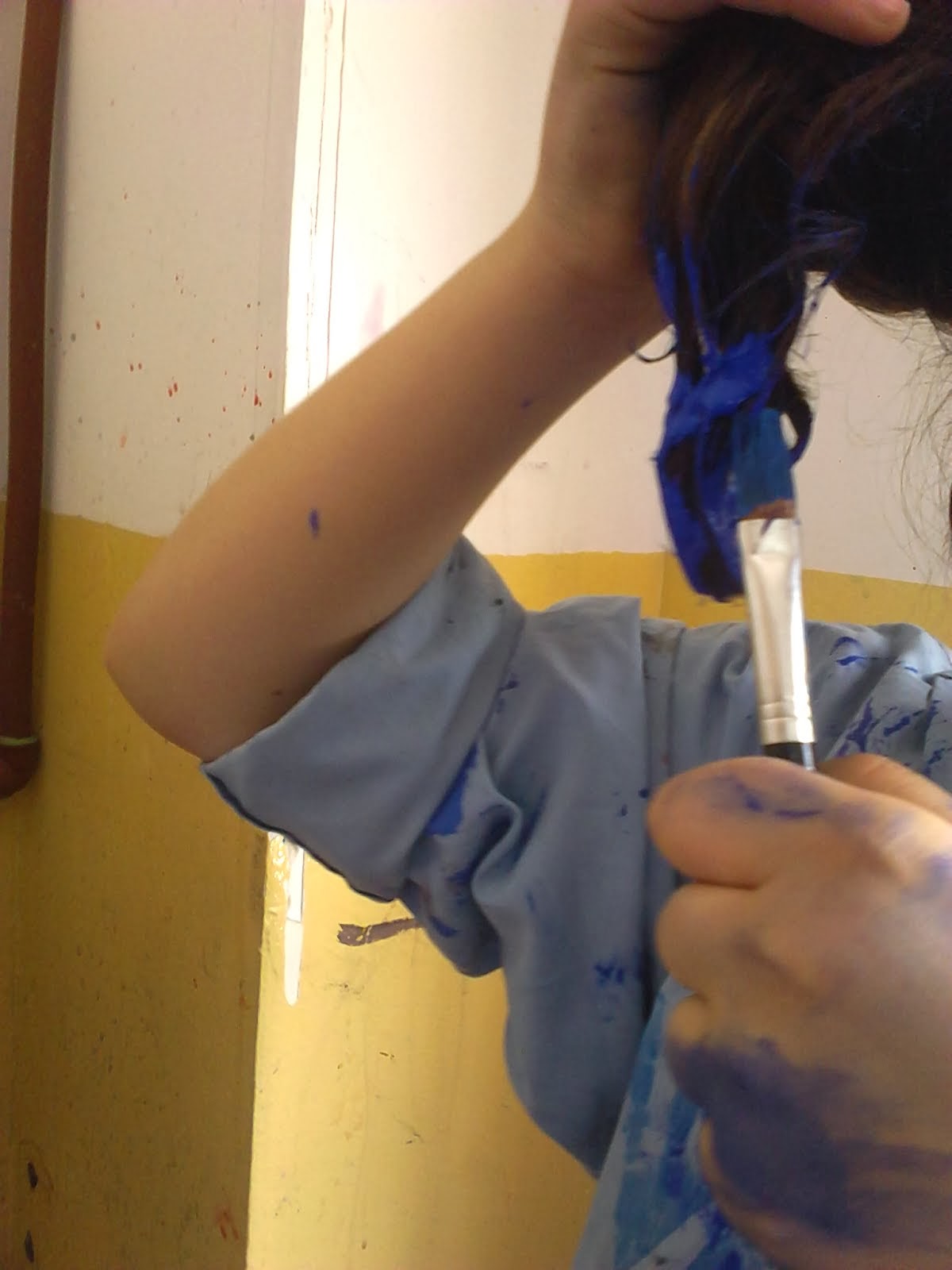 Una alumna muy concentrada no se dio  cuenta de que estaba pintando su pelo de azul... sin querer!
