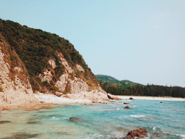 Những bãi đá trải dài, nước biển xanh trong vắt như cuốn hút du khách tới đây. Những bãi đá trải dài, nước biển xanh trong vắt như cuốn hút du khách tới đây.