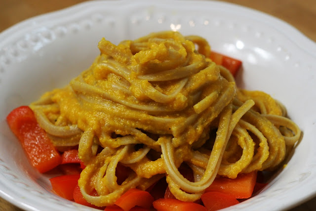 Sekundentakt: Pasta mit Möhren-Curry-Sauce und Paprika
