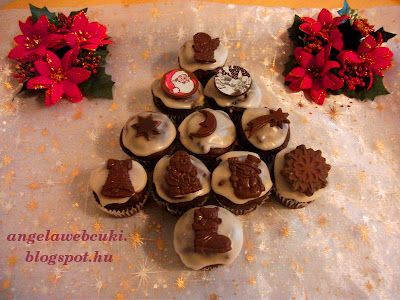Meggyes kakaós muffin karácsonyra, marcipán ízű cukormázzal bevonva, karácsonyi csokoládé díszekkel a tetején.