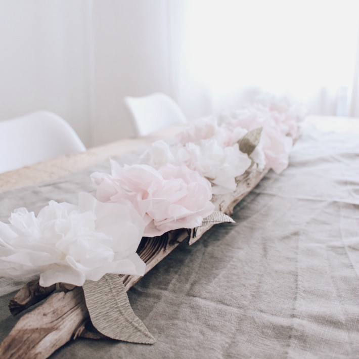 Centro de mesa handmade con papel y madera a la deriva