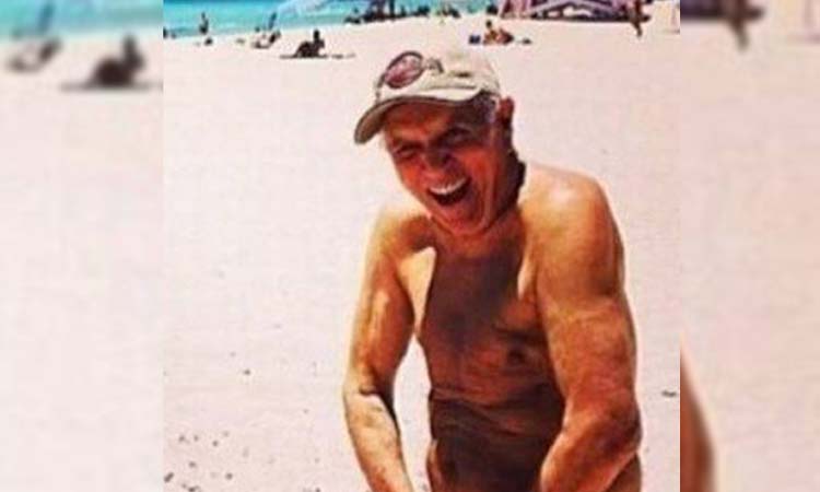 Aos 82 anos, Carlos Alberto de Nóbrega posa nu em praia