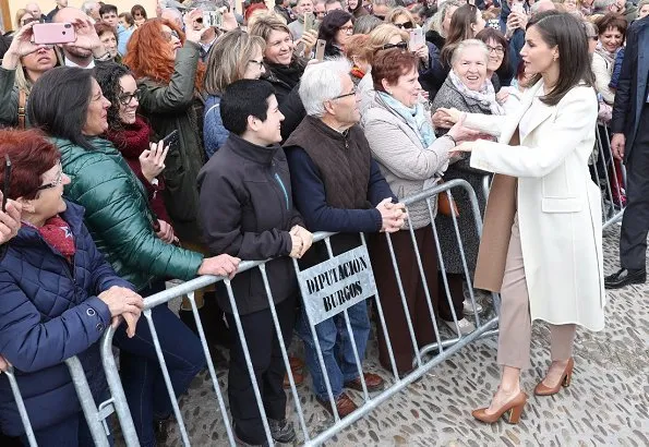 Queen Letizia wore Hugo Boss Banora2 silk blouse, Queen Letizia wore Hugo Boss camel block heel pumps, white cashmere coat