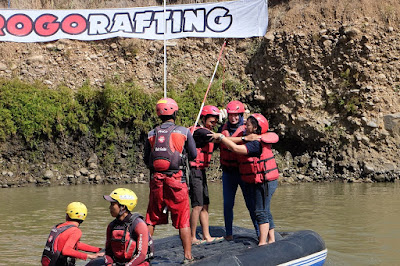 RAFTING MENYUSURI KALI PROGO MAGELANG DI MOMEN HUT KEMERDEKAAN RI KE-73 RAFTING MENYUSURI KALI PROGO MAGELANG DI MOMEN HUT KEMERDEKAAN RI KE-73