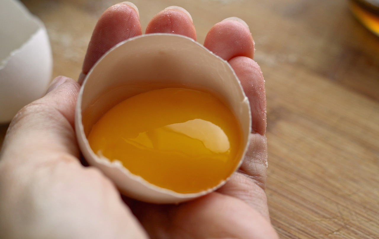 नकली अंडे से रहे सावधान, प्लास्टिक का अंडा पहचानने के लिए इन तरीकों को अपनाए